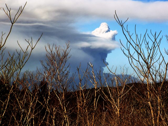 新燃岳噴火が続く